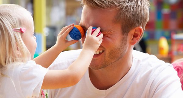 dad-playing-with-toddler-daughter-600x321